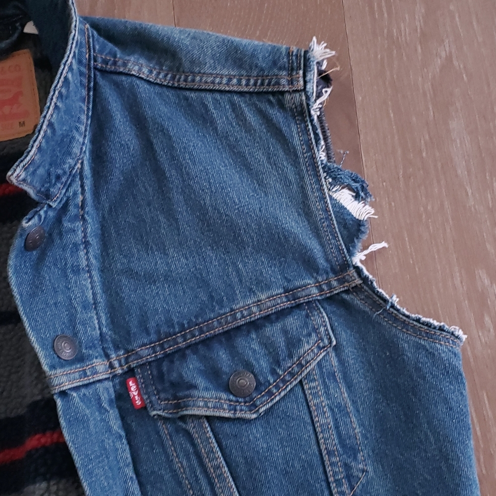 Levi's Denim Sherpa Lined Cut Sleeve Trucker Vest Jacket Size Men’s Medium - Picture 2 of 9